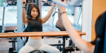 vrouw shoulder press