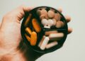 Hand met verschillende voedingssupplementen